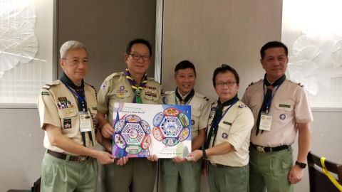與韓國童軍總監Mr Simon Rhee合照並獲贈紀念品