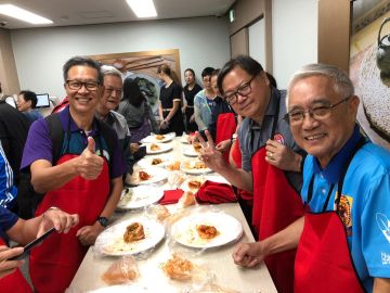 交流團團員體驗自行製作韓式泡菜